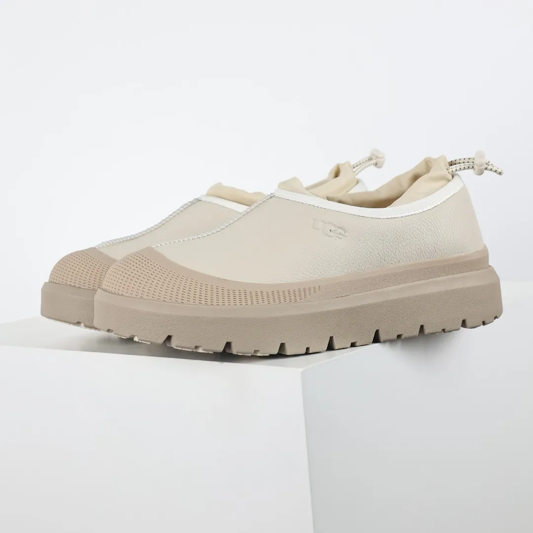 Pick up locally 💰620 Core recommendation Good price Cashmere insoles are a very suitable choice for keeping warm in winter and at home. In the new year, uug launched a series of styles, which are partial to the preferences of young consumers and have also moved to the forefront of fashion trends. Shoe body material Water-repellent coated suede upper 17mm UGGPURE™ implanted wool insole Lightweight non-slip comfortable rubber outsole With brand LOGO Trademark Comes with a full set of packaging Size: 35 36 37 38 39 40 41 42 43 44